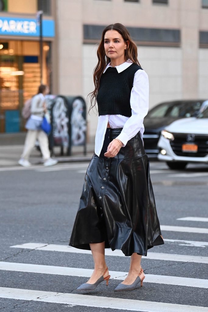 katie-holmes-outfit
NEW YORK, NEW YORK – NOVEMBER 20: Katie Holmes spotted out and about wearing head-to-toe Cinq à Sept on November 20, 2024 in New York City. (Photo by Michael Simon/WireImage)