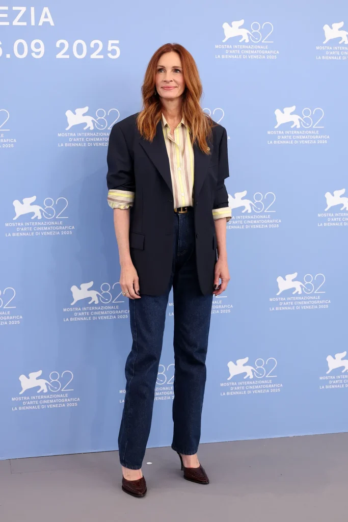 In Venice Amanda Seyfried And Julia Roberts Are Shopping From Each Others Suitcases
