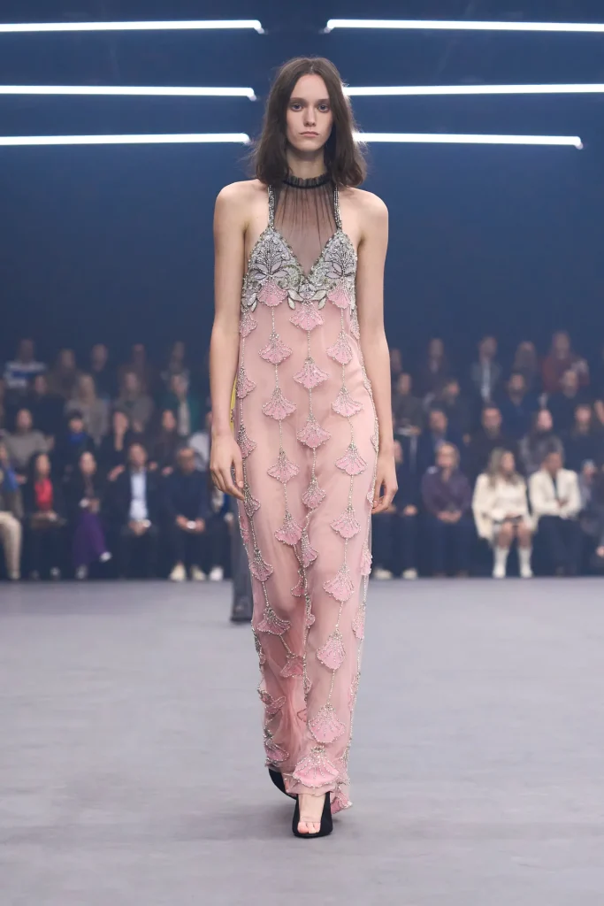 Look 40 from Alessandro Micheles Valentino spring 2026 collection.
Look 40 from Alessandro Michele’s Valentino spring 2026 collection. P