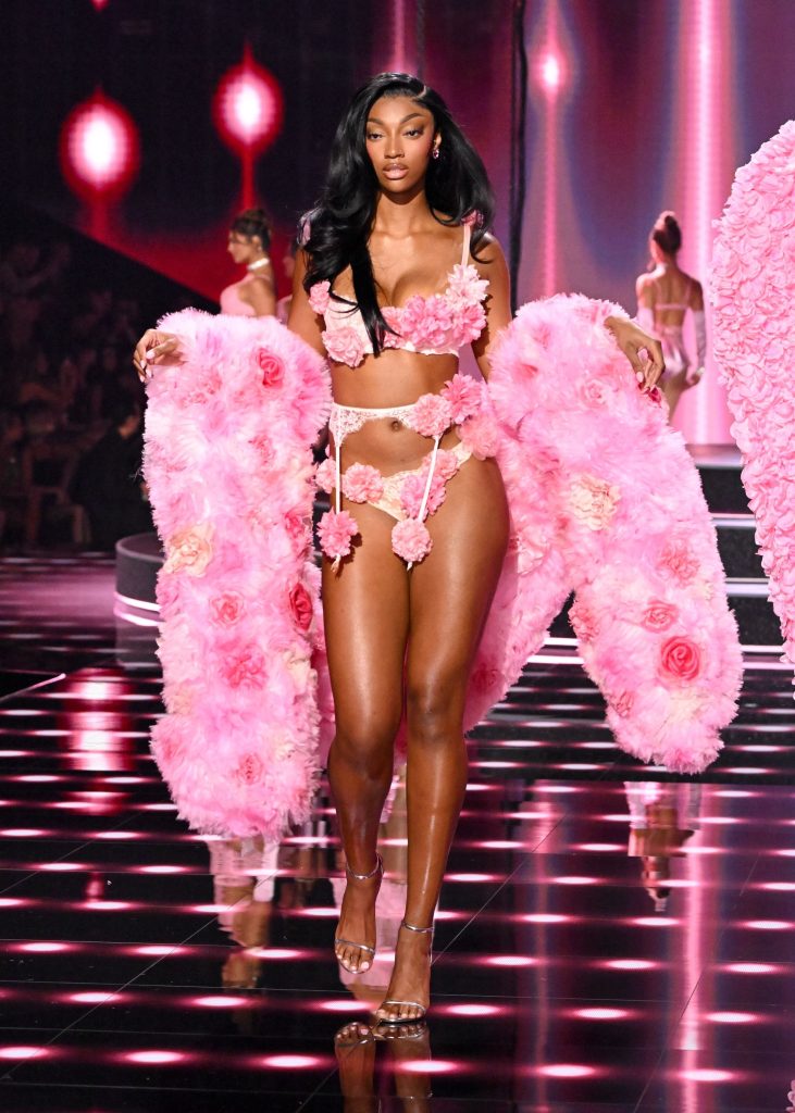 the 2025 victoria's secret fashion show runway