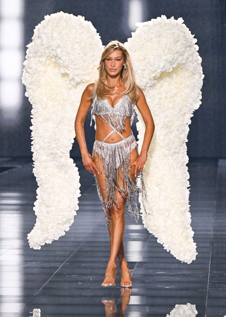 the 2025 victoria's secret fashion show runway