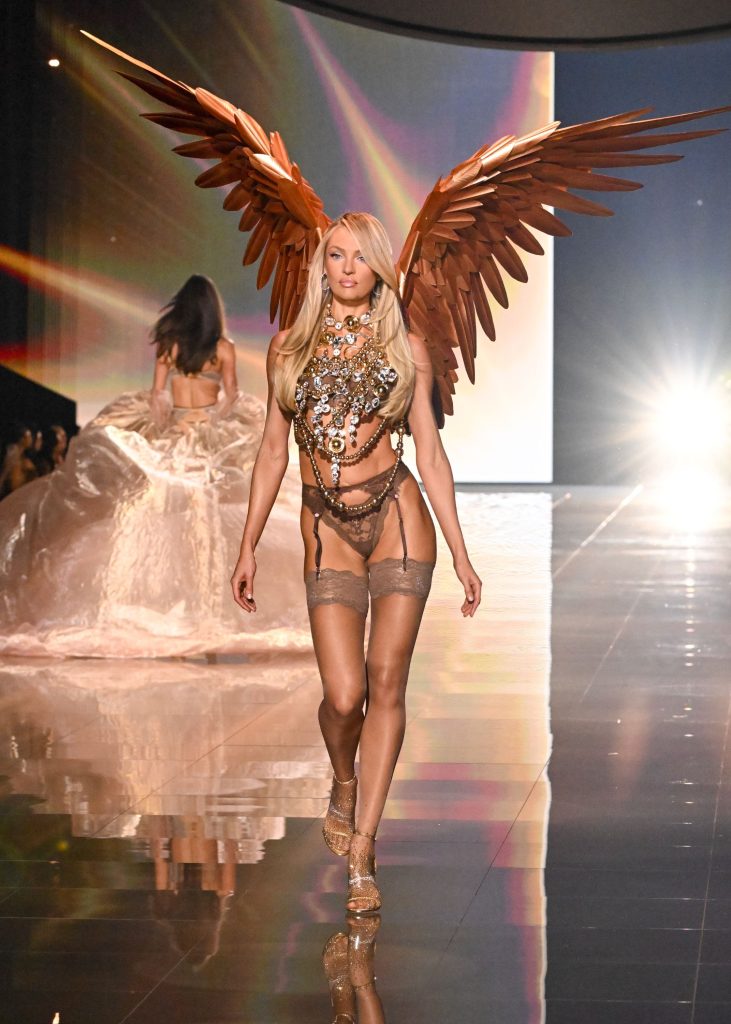 the 2025 victoria's secret fashion show runway
