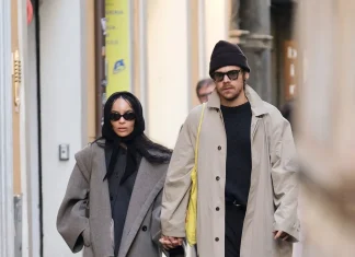Zoë Kravitz & Harry Styles Perfect Effortless Couple Style Zoë Kravitz And Harry Styles Nail Cosy Couple Style